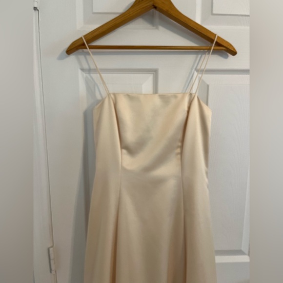 Niki Livas - gown satin cream color size 4 - Picture 2 of 9